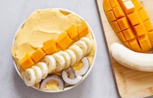 طرز تهیه اسموتی انبه و موز آسان